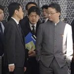 上司に怒られている部下。