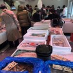 近所に新しい魚屋ができた。